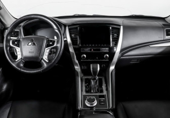 Подержанный автомобиль Mitsubishi Pajero Sport 2021 года (12 фото)