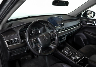 Подержанный автомобиль Mitsubishi Outlander 2021 года (8 фото)