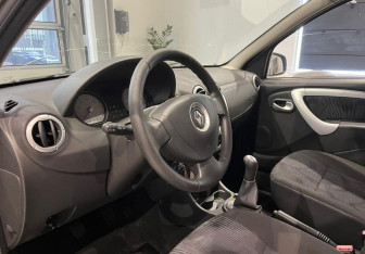 Подержанный автомобиль Renault Sandero 2010 года (9 фото)