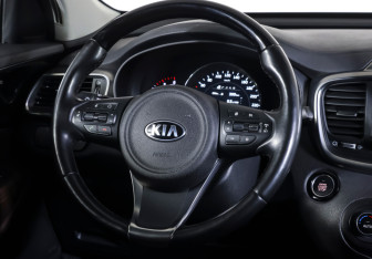 Подержанный автомобиль Kia Sorento 2017 года (16 фото)