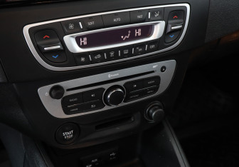 Подержанный автомобиль Renault Fluence 2014 года (10 фото)