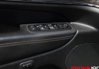 Подержанный автомобиль Jeep Grand Cherokee 2014 года (17 фото)
