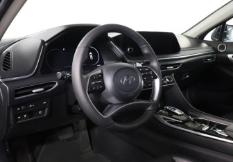 Подержанный автомобиль Hyundai Sonata 2021 года (13 фото)