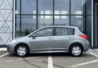 Подержанный автомобиль Nissan Tiida Hatchback 2012 года (8 фото)