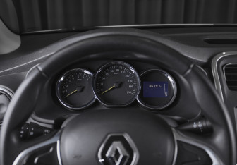 Подержанный автомобиль Renault Logan Sedan 2018 года (12 фото)