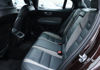 Подержанный автомобиль Volvo S60 2020 года (10 фото)