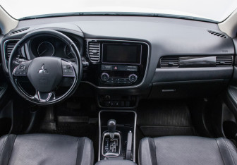 Подержанный автомобиль Mitsubishi Outlander 2018 года (13 фото)