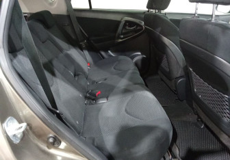 Подержанный автомобиль Toyota RAV4 2010 года (17 фото)
