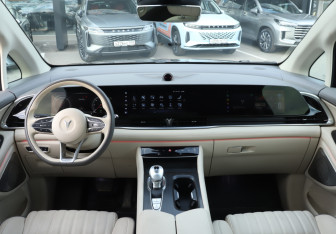 Подержанный автомобиль Voyah Dream 2023 года (12 фото)