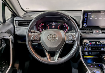 Подержанный автомобиль Toyota RAV4 2020 года (23 фото)