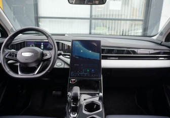Подержанный автомобиль Geely Atlas 2024 года (12 фото)