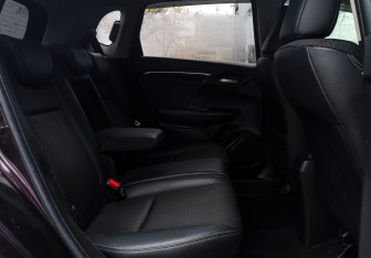 Подержанный автомобиль Honda Fit 2013 года (15 фото)