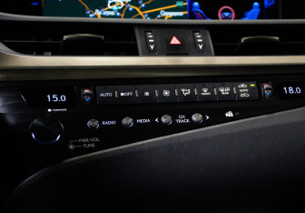 Подержанный автомобиль Lexus ES 2019 года (19 фото)