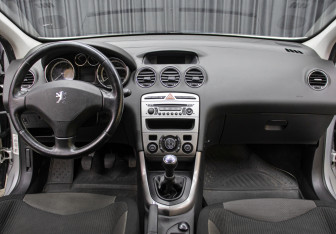 Подержанный автомобиль Peugeot 308 Hatchback 2009 года (14 фото)