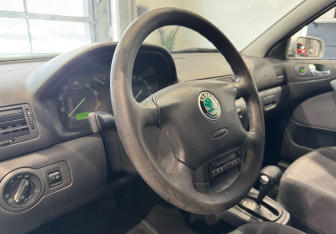 Подержанный автомобиль Skoda Octavia Liftback 2007 года (13 фото)