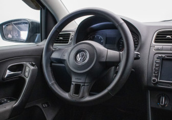 Подержанный автомобиль Volkswagen Polo Sedan 2010 года (14 фото)
