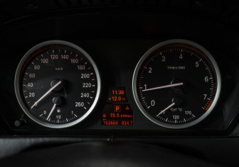 Подержанный автомобиль BMW X6 2012 года (11 фото)