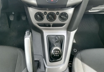 Подержанный автомобиль Ford Focus Sedan 2012 года (13 фото)