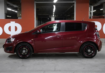 Подержанный автомобиль Chevrolet Aveo Hatchback 2014 года (8 фото)