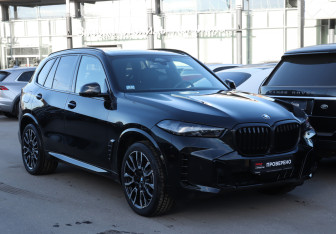 Подержанный автомобиль BMW X5 2025 года (6 фото)