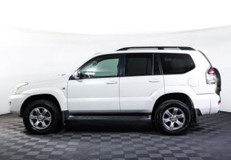 Подержанный автомобиль Toyota Land Cruiser Prado 2002 года (8 фото)