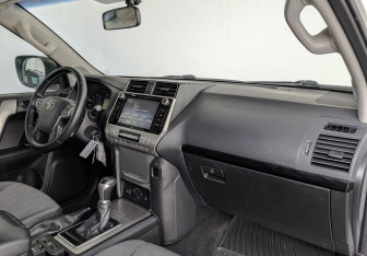 Подержанный автомобиль Toyota Land Cruiser Prado 2018 года (13 фото)