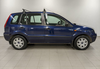 Подержанный автомобиль Ford Fusion 2005 года (4 фото)