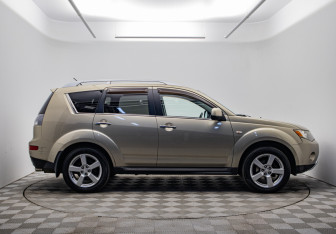 Подержанный автомобиль Mitsubishi Outlander 2008 года (4 фото)
