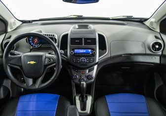 Подержанный автомобиль Chevrolet Aveo Hatchback 2013 года (15 фото)
