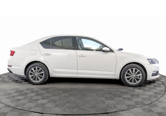 Подержанный автомобиль Skoda Octavia Liftback 2022 года (4 фото)