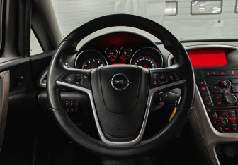 Подержанный автомобиль Opel Astra Hatchback 2011 года (13 фото)
