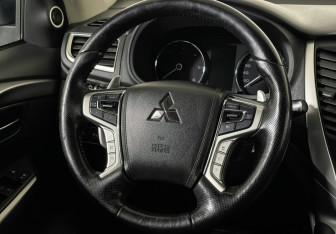 Подержанный автомобиль Mitsubishi Pajero Sport 2018 года (14 фото)