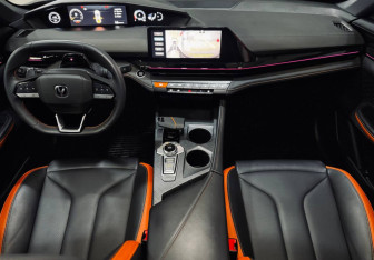 Подержанный автомобиль Changan UNI-V 2023 года (14 фото)