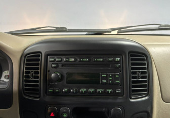 Подержанный автомобиль Ford Escape 2005 года (12 фото)