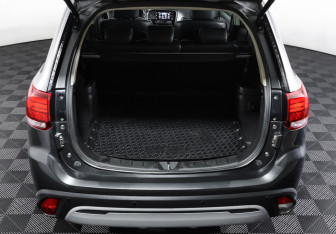 Подержанный автомобиль Mitsubishi Outlander 2019 года (10 фото)