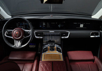 Подержанный автомобиль Hongqi E-HS9 2021 года (14 фото)