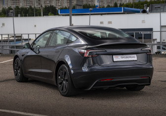 Подержанный автомобиль Tesla Model 3 2025 года (7 фото)