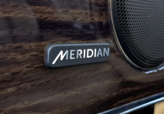 Подержанный автомобиль Jaguar XJ 2017 года (25 фото)