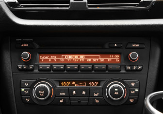 Подержанный автомобиль BMW X1 2012 года (22 фото)