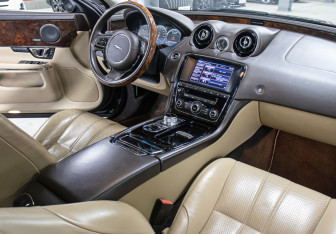 Подержанный автомобиль Jaguar XJ 2013 года (11 фото)