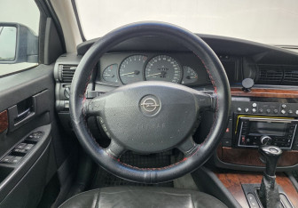 Подержанный автомобиль Opel Omega Sedan 2000 года (12 фото)