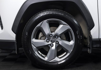 Подержанный автомобиль Toyota RAV4 2021 года (17 фото)