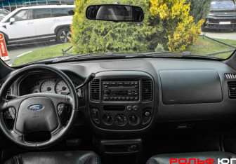 Подержанный автомобиль Ford Escape 2002 года (10 фото)