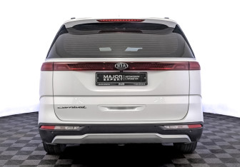Подержанный автомобиль Kia Carnival 2021 года (6 фото)