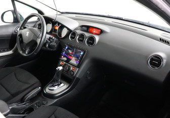 Подержанный автомобиль Peugeot 408 2013 года (10 фото)