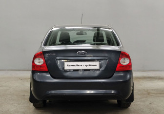 Подержанный автомобиль Ford Focus Sedan 2010 года (6 фото)