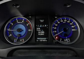 Подержанный автомобиль Toyota Hilux 2016 года (16 фото)