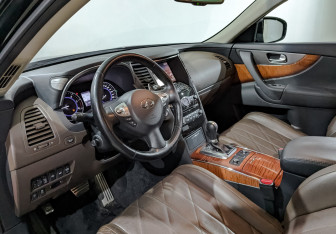 Подержанный автомобиль Infiniti QX70 2014 года (15 фото)
