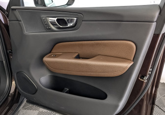 Подержанный автомобиль Volvo XC60 2020 года (25 фото)