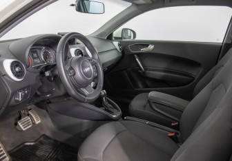 Подержанный автомобиль Audi A1 2011 года (10 фото)